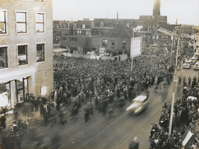 864001 Afbeelding van het massaal toegestroomde publiek op de St. Jacobsstraat in Wijk C te Utrecht bij de opening van ...